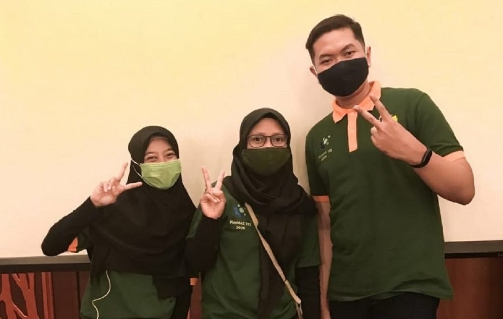 (Dari kiri) Tim mahasiswa ITS terdiri dari Serli Dwi Rahayu, Zela Marni Safitri, dan Muhammad Asyam Dzaky