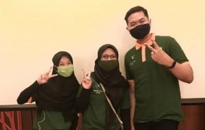 (Dari kiri) Tim mahasiswa ITS terdiri dari Serli Dwi Rahayu, Zela Marni Safitri, dan Muhammad Asyam Dzaky
