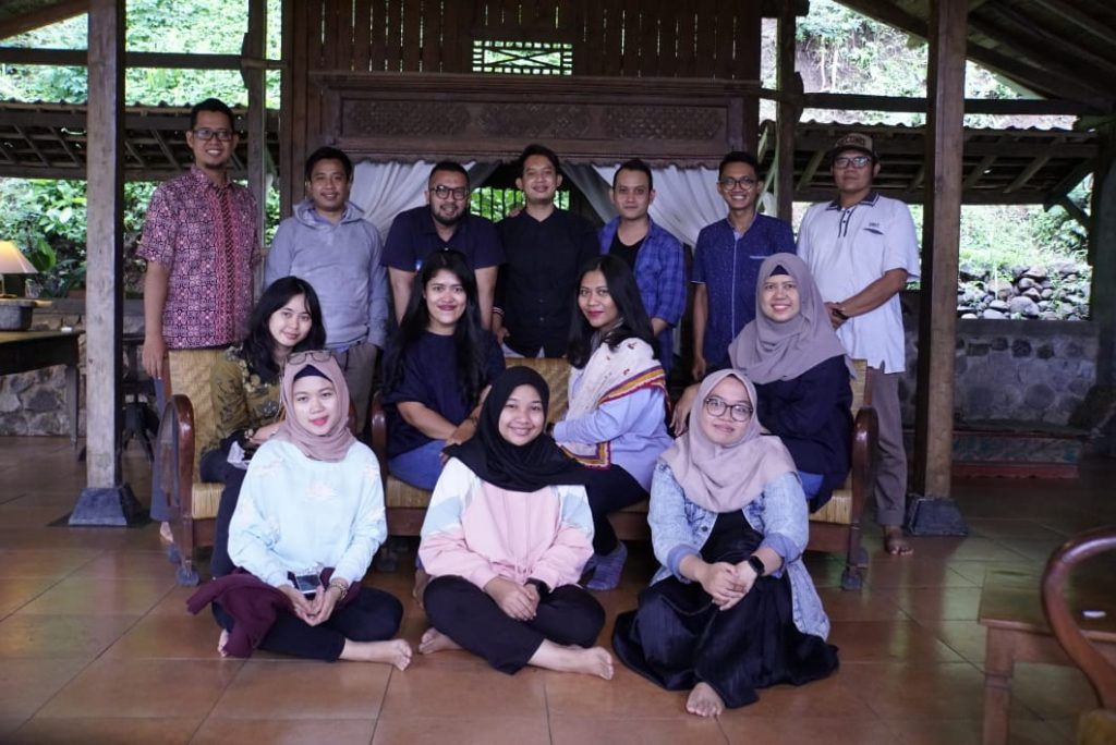 Tim Unit Komunikasi Publik ITS yang selalu siap mengawal dan mendiseminasikan informasi tentang ITS ke masyarakat luas