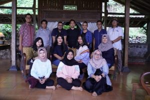 Tim Unit Komunikasi Publik ITS yang selalu siap mengawal dan mendiseminasikan informasi tentang ITS ke masyarakat luas