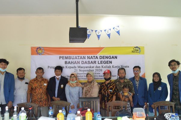 Foto bersama tim Abmas ITS bersama dengan mitra APLAH pada saat memberikan pelatihan pembuatan nata dengan bahan dasar legen