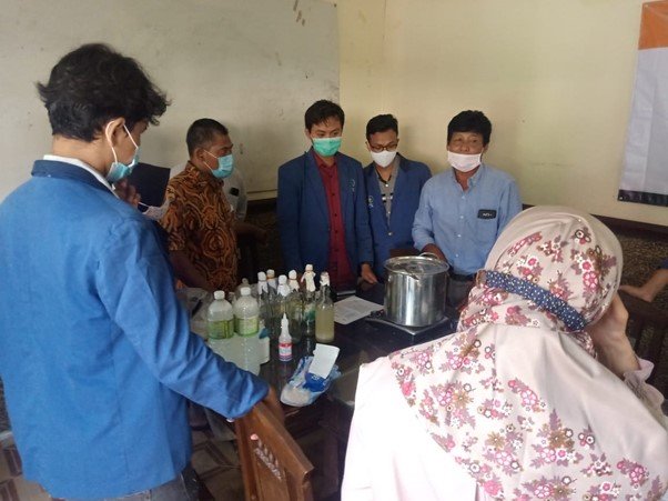 Kegiatan tim Abmas ITS saat melakukan pendampingan praktek membuat nata dari legen