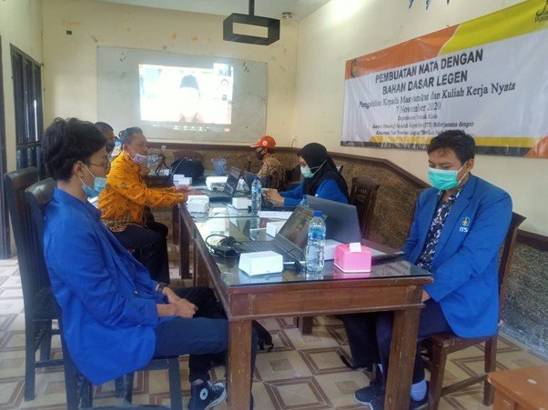 Kegiatan tim Abmas ITS saat melakukan pendampingan praktek membuat nata dari legen