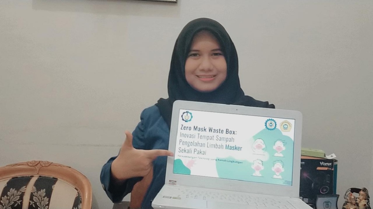 Rosalia Kurniasari selaku ketua tim mahasiswa ITS perancang Zero Mask Waste Box