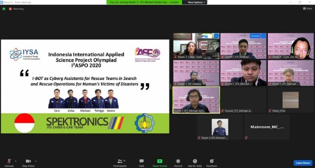 Tim Spektronics ITS saat mempresentasikan inovasi I-BOT dalam kompetisi I2ASPO