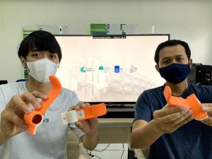 Abmas ITS Rancang Alat Bantu Gagang Pintu Anti Covid-19