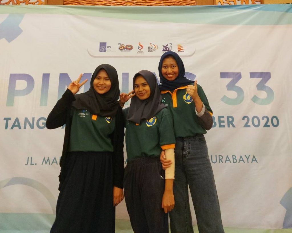 (dari kiri) Tim mahasiswa ITS yang terdiri dari Annisa Putri Agustin, Gardini Nilasari, Dewi Septiningtyas H