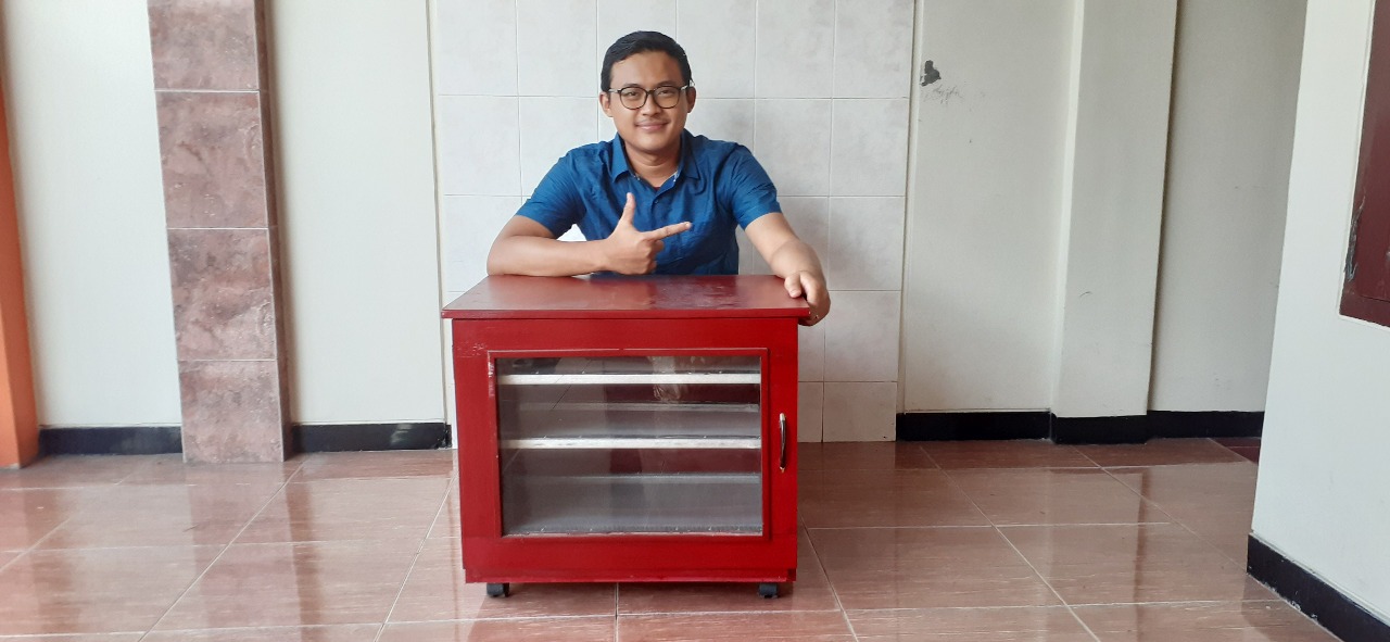 Brian Raafi’u SST MT dengan alat pengering kerupuk otomatis buatan tim bimbingannya
