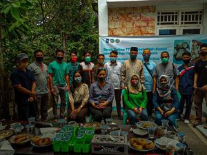 Foto bersama usai Pelatihan dan Pengarahan Operasional Mesin Pengolah Biji Kemiri di Kantor Bumdes Desa Pakuwan, Lombok Barat
