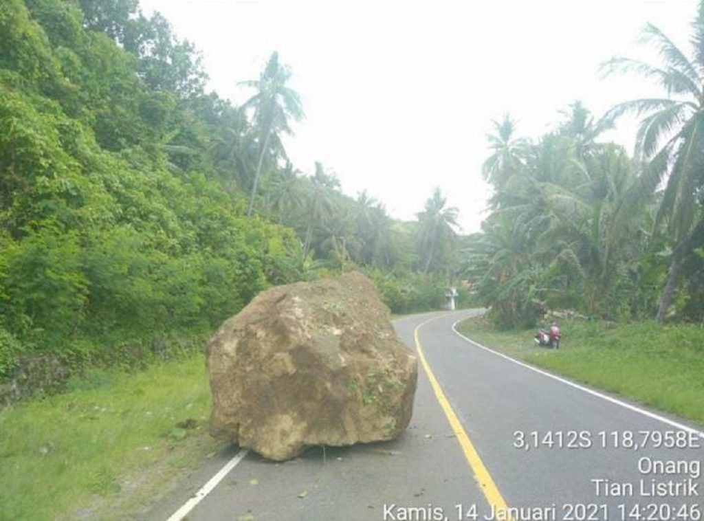 Runtuhan batu dan longsor yang menimpa ruas jalan Majene-Mamuju usai terjadi gempa