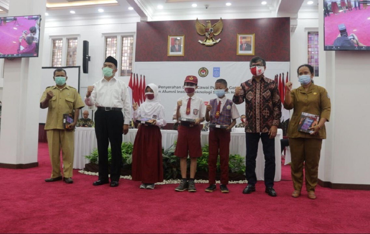 Menteri Koordinator PMK dan Ketua IKA ITS bersama dengan perwakilan sekolah penerima bantuan gawai