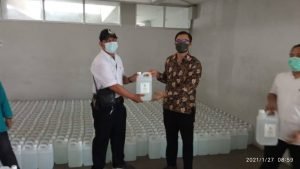 ITS Salurkan 1.250 Liter Hand Sanitizer ke 50 Puskesmas
