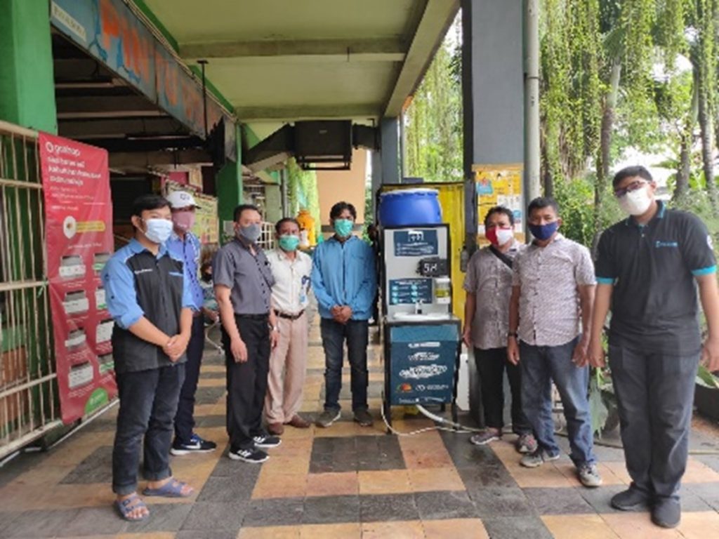 Tim Abmas Departemen Teknik Elektro ITS beserta perwakilan PD Pasar Surya bersama alat PETIS