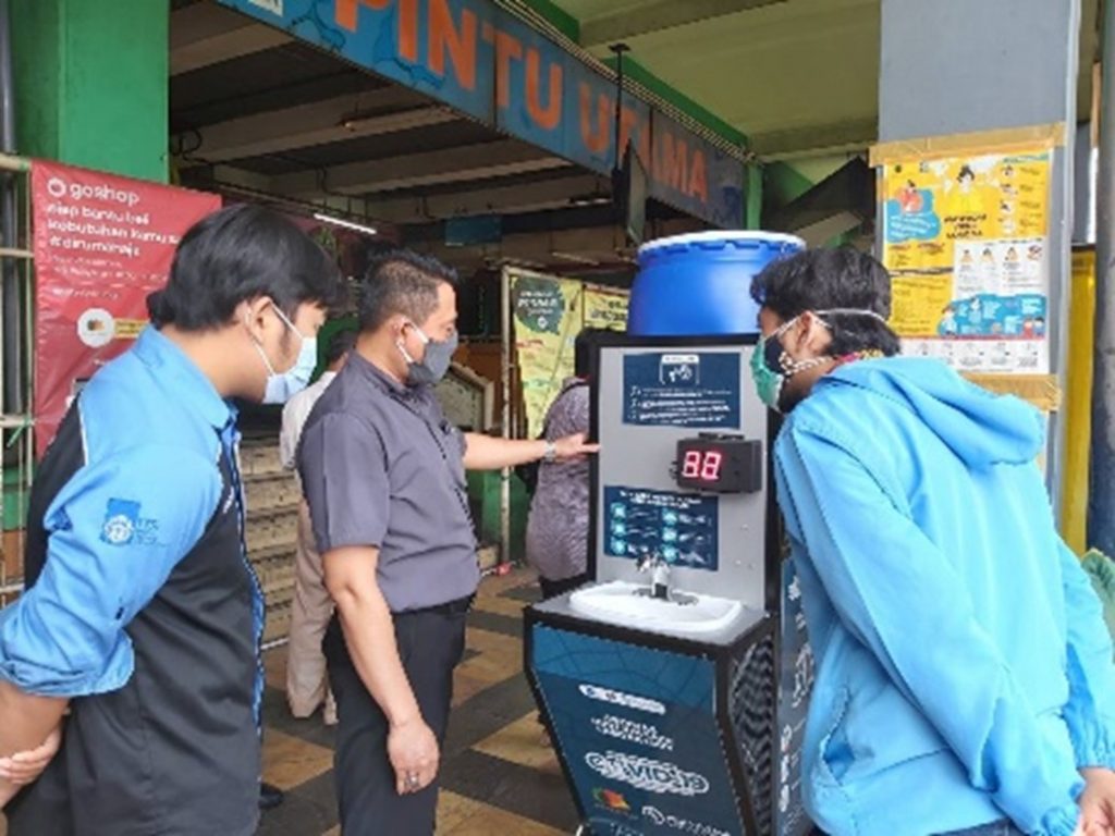Tim Abmas Idari Departemen Teknik Elektro ITS saat melakukan sosialisasi penggunaan alat PETIS kepada masyarakat di Pasar Wonokromo, Surabaya