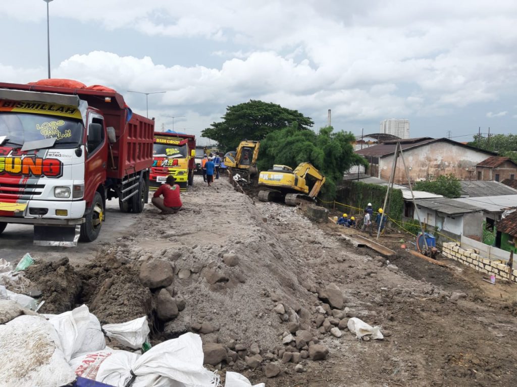Penanganan sementara yang dilakukan dengan pengurukan tanah dan pemasangan sheet pile