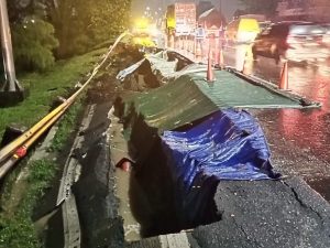 Keadaan ruas Jalan Tol Surabaya-Gempol yang mengalami longsor pada hari pertama