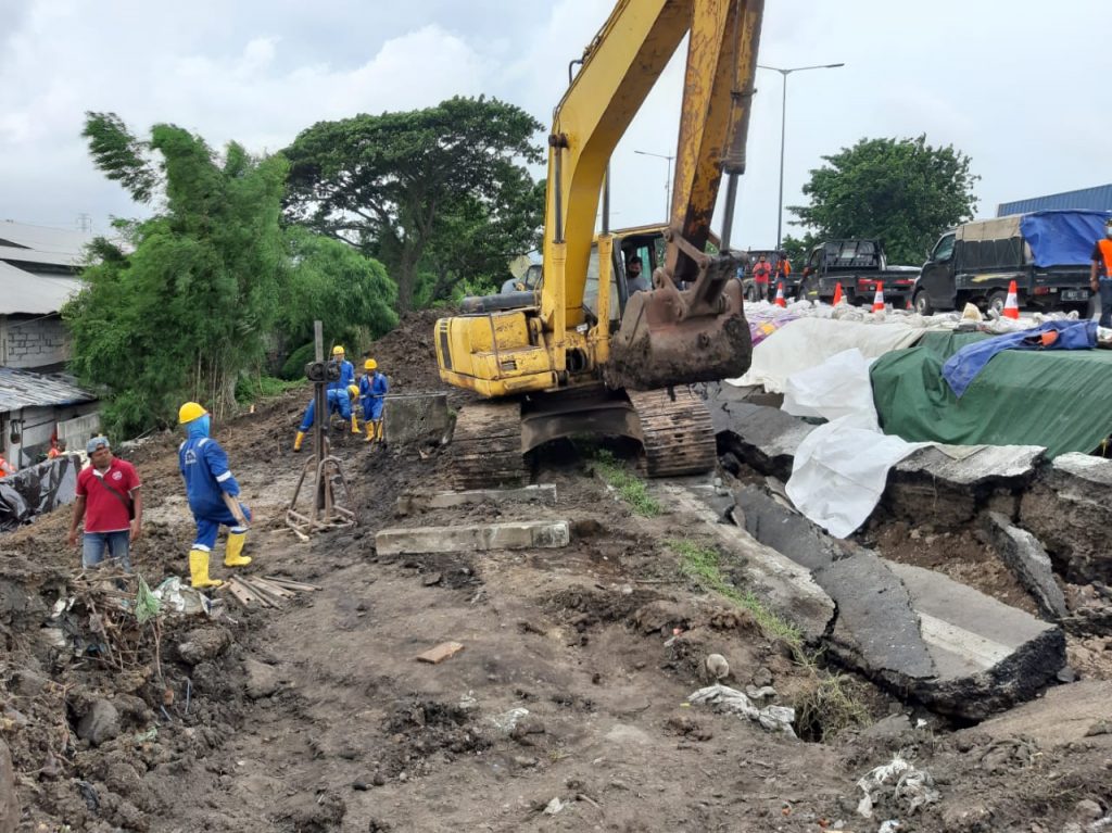 Kondisi hari kedua dilakukan pemotongan bagian longsoran untuk mengurangi beban guna mencegah terjadinya longsor kembali