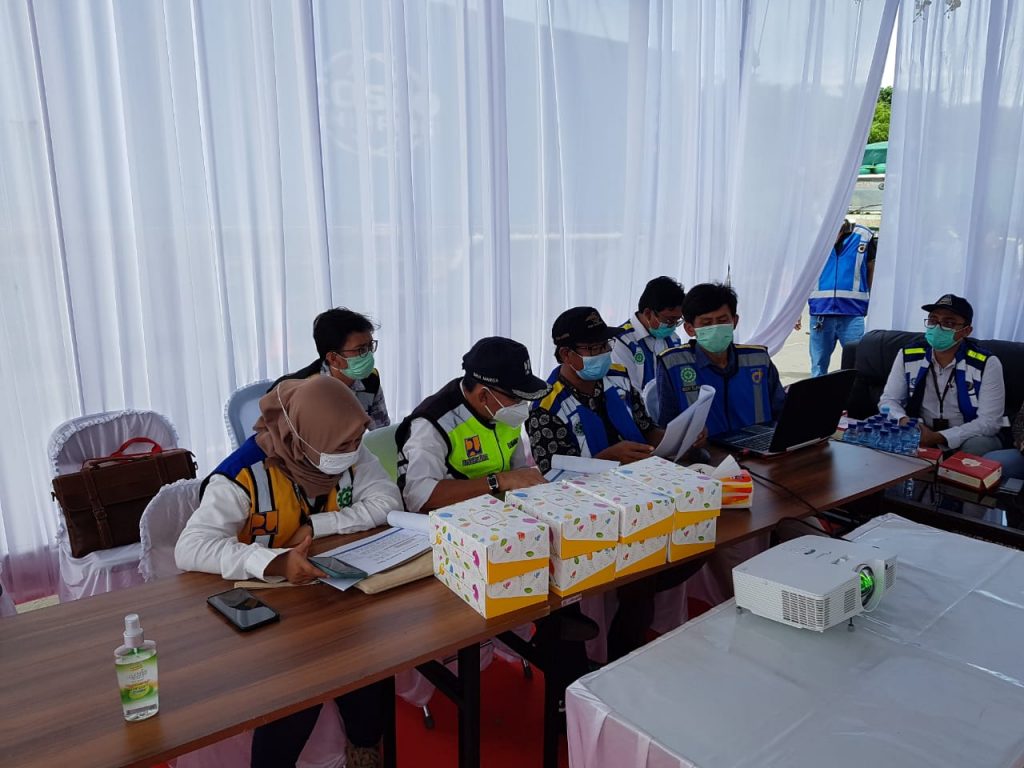 Koordinator Lab Mekanika Tanah dan Batuan Departemen Teknik Sipil ITS Gani ST MT (tengah rompi biru) ketika memaparkan rekomendasi penanganan kepada Dirjen Bina Marga PUPR