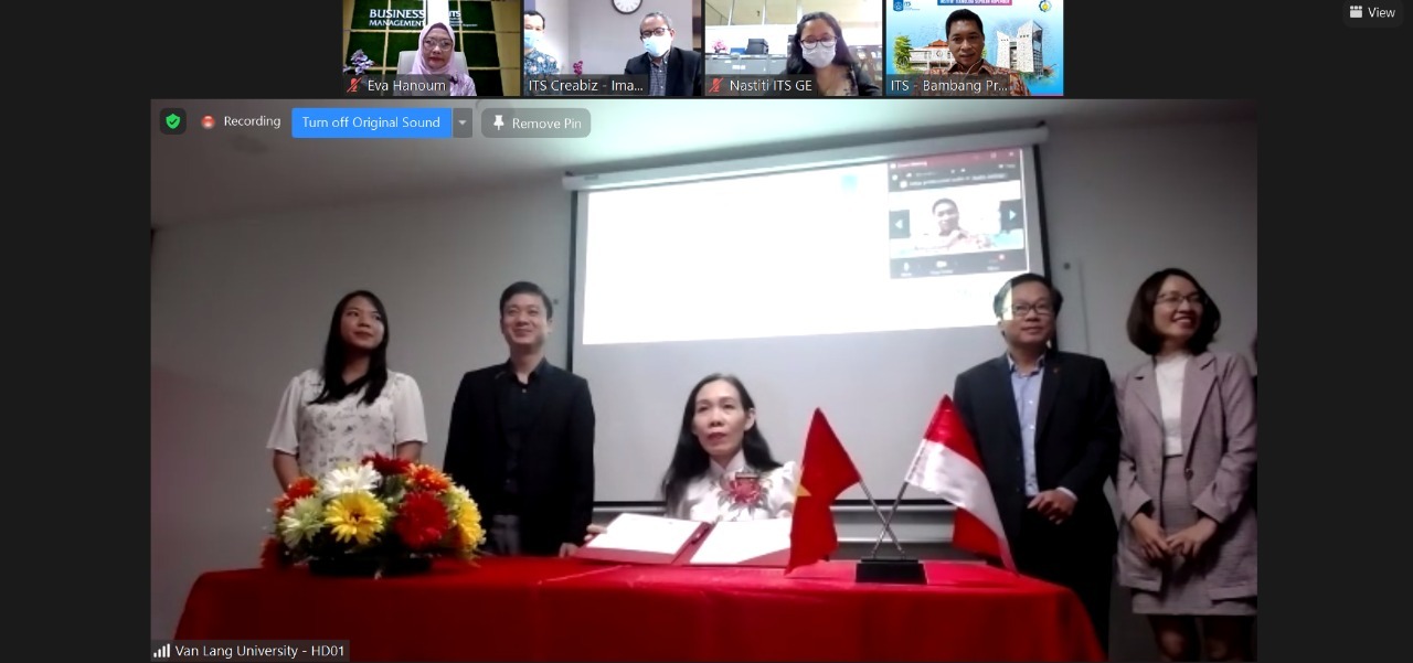 Penandatanganan MoU antara ITS dengan Van Lang University (VLU) Vietnam yang dilakukan secara daring