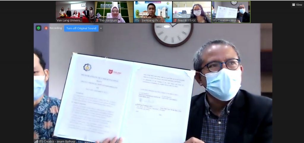 Dekan Fakultas Kreatif dan Bisnis Digital ITS Imam Baihaqi ST MSc PhD menunjukkan Memorandum of Understanding (MoU) antara ITS dan VLU yang telah ditandatangani