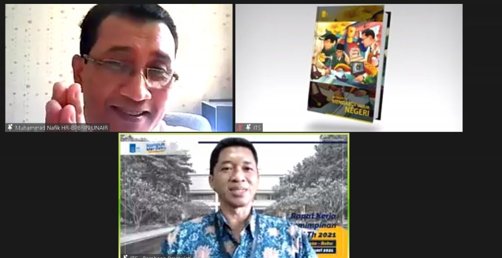 Penyerahan suvenir buku 60 Tahun ITS Mengabdi untuk Negeri dari Wakil Rektor IV ITS Bambang Pramujati ST MScEng PhD (bawah) kepada Dr M Nafik Hadi Ryandono usai penyampaian materi kedua Sekolah Kepemimpinan