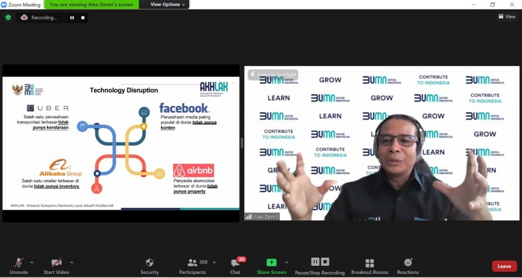 Dr Ir Alex Denni menyampaikan materi penggerak mengenai pembangunan SDM dan peluang kerja sama dengan BUMN pada Sekolah Kepemimpinan ITS