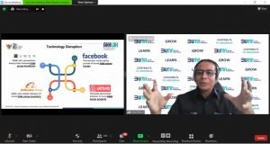 Dr Ir Alex Denni menyampaikan materi penggerak mengenai pembangunan SDM dan peluang kerja sama dengan BUMN pada Sekolah Kepemimpinan ITS