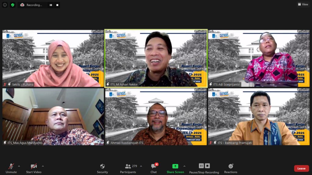 Rektor ITS Prof Dr Ir Mochammad Ashari MEng (tengah atas) ketika melakukan soft launching Sekolah Interdisiplin Manajemen dan Teknologi bersama jajaran petinggi ITS secara virtual