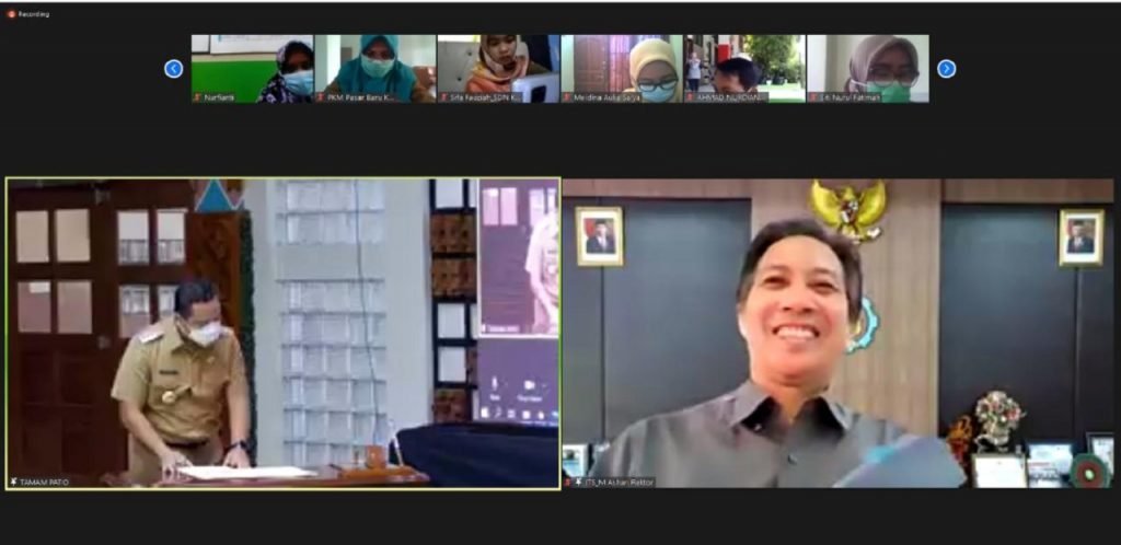 Rektor ITS dan Wali Kota Tangerang saat menandatangani Memorandum of Understanding (MoU) yang telah disepakati kedua belah pihak dalam seremoni secara virtual