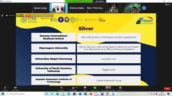 Medali perak yang berhasil diraih Tim Global Millennial Group dari ITS