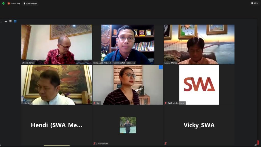 Reza Aulia Akbar ST (atas tengah) bersama perwakilan majalah SWA