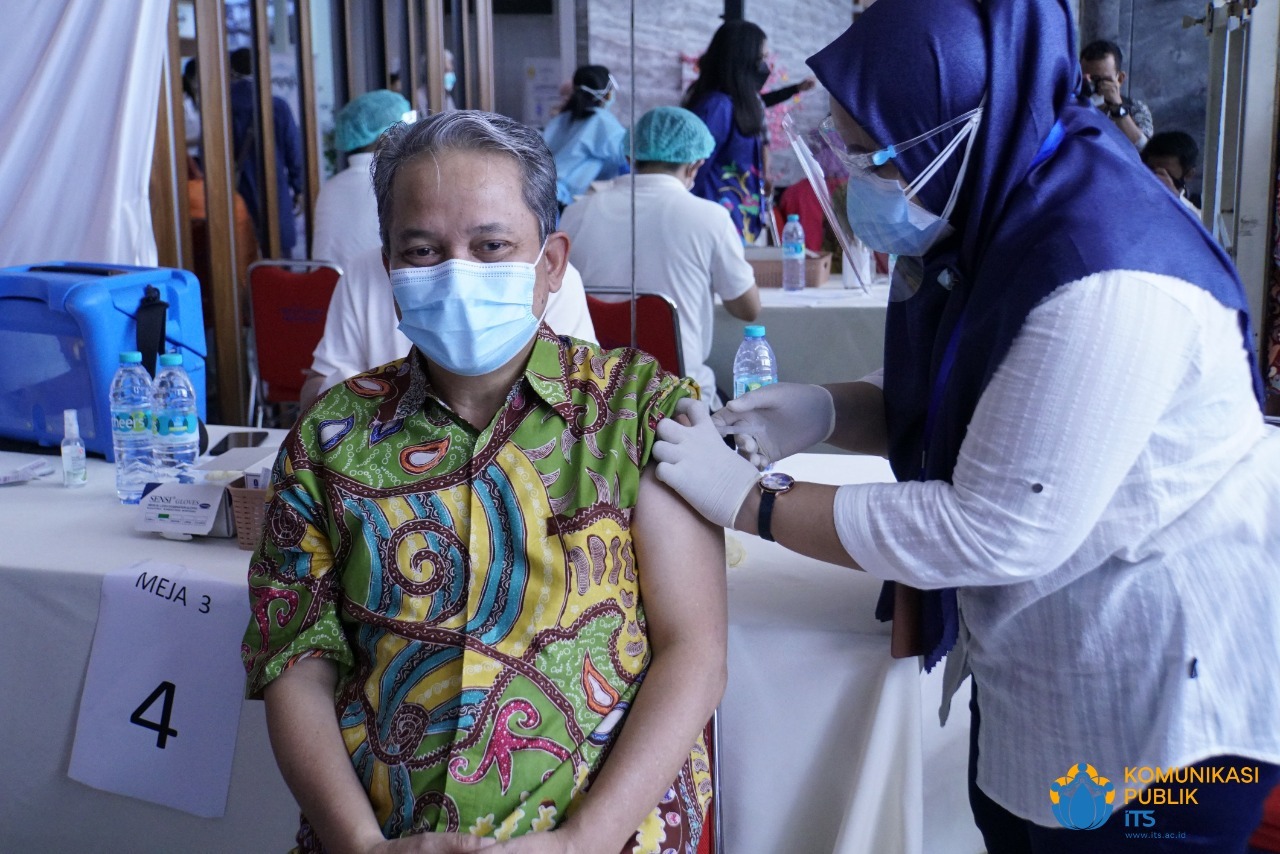 Mantan Rektor ITS Prof Ir Joni Hermana MScES PhD ketika divaksin