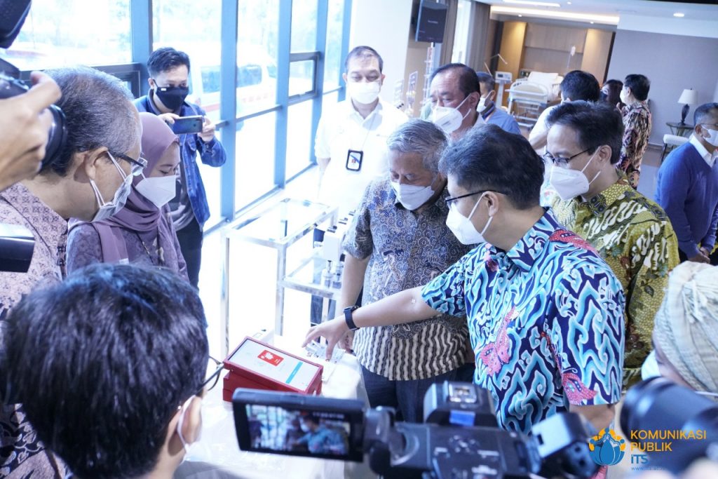 Menteri Kesehatan RI Ir Budi Gunadi Sadikin CHFC CLU meninjau langsung alat deteksi Covid-19 i-nose c-19 karya guru besar ITS