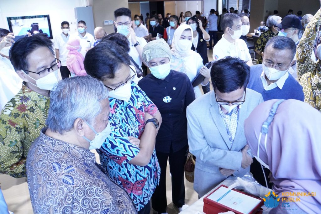 Menteri Kesehatan RI Ir Budi Gunadi Sadikin CHFC CLU meninjau langsung alat deteksi Covid-19 i-nose c-19 karya guru besar ITS