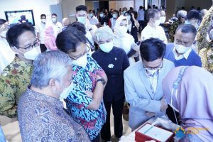 Menteri Kesehatan RI Ir Budi Gunadi Sadikin CHFC CLU meninjau langsung alat deteksi Covid-19 i-nose c-19 karya guru besar ITS