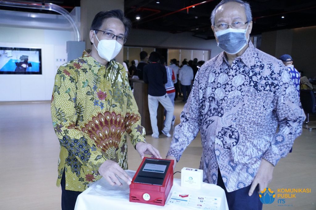 Rektor ITS Prof Dr Ir Mochamad Ashari MEng (kiri) dan Prof Drs Ec Ir Riyanarto Sarno MSc PhD menunjukkan perangkat i-nose c-19