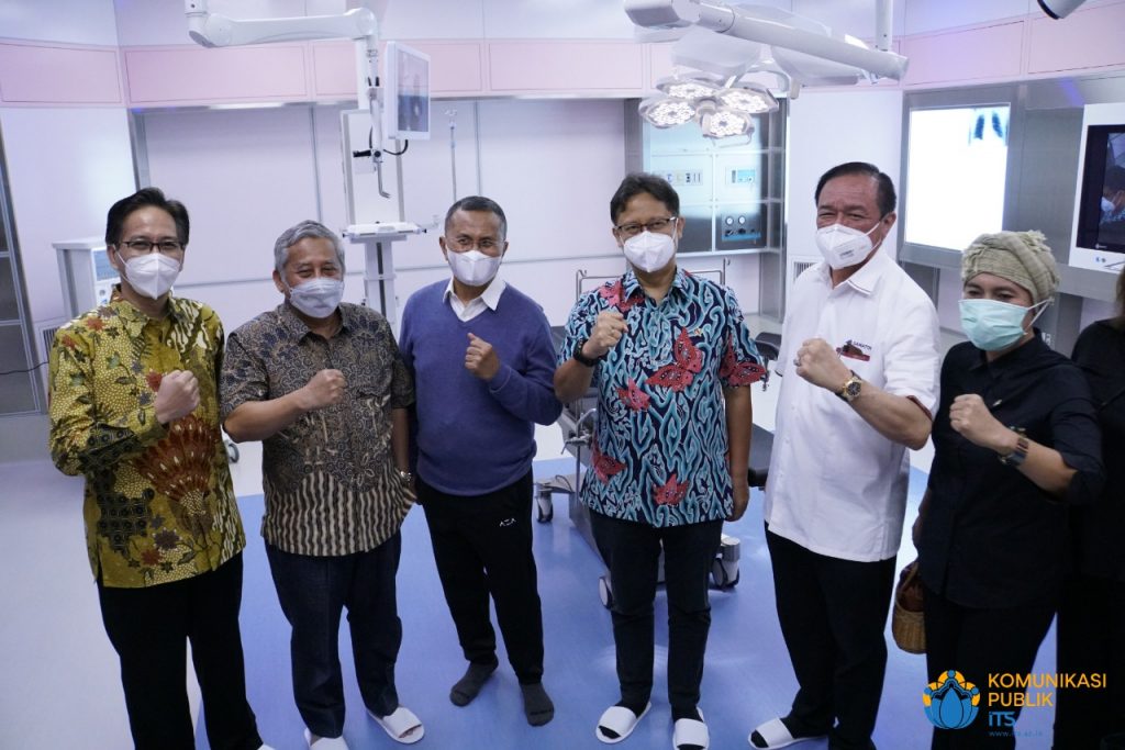 (dari kiri) Rektor ITS Prof Mochamad Ashari, Ketua MWA ITS Prof Mohammad Nuh, Dahlan Iskan, Menkes Budi Gunadi Sadikin, dan Dirut Samator Group Arief Harsono