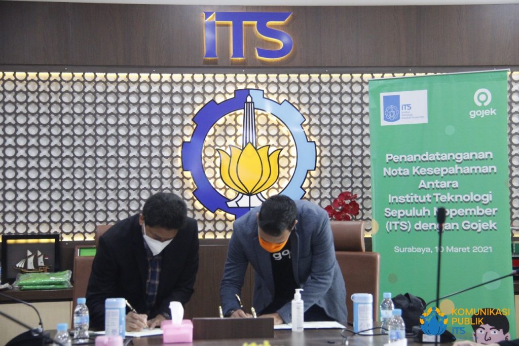 Penandatanganan MoU oleh Wakil Rektor IV ITS Bambang Pramujati ST MScEng PhD (kiri) dengan Regional Head Public Policy and Government Relations East Java, Bali, and Nusa Tenggara Gojek Boy Arno Muhamad