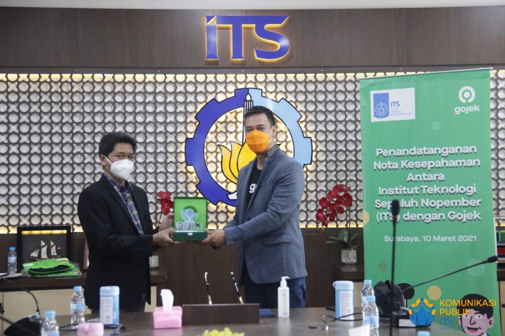 Penyerahan kenang-kenangan dari Gojek untuk ITS