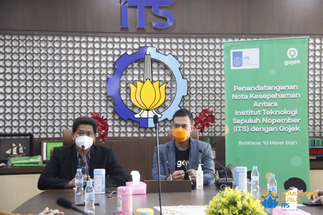 Wakil Rektor IV ITS Bidang Riset, Inovasi, Kerjasama, dan Kealumnian, Bambang Pramujati ST MScEng PhD saat melakukan sambutan dalam penandatanganan nota kesepahaman antara ITS dengan Gojek