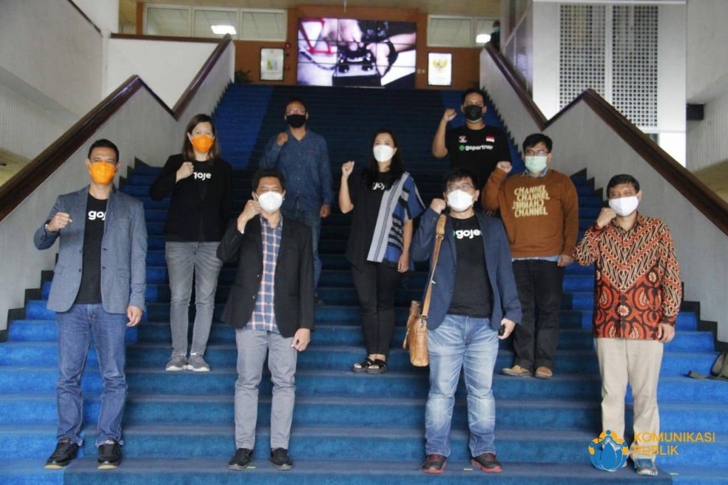 Foto bersama dalam agenda penandatanganan MoU kerja sama antara ITS dan Gojek