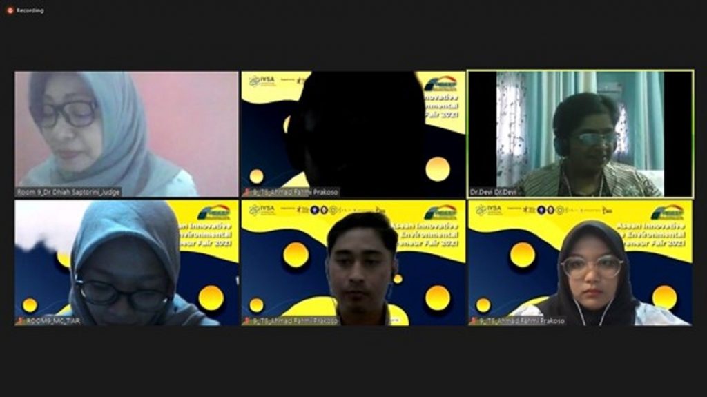 Ahmad Fahmi Prakoso dan anggota tim lainnya saat mempresentasikan inovasinya pada ajang ASEAN Innovation Science and Entrepreneur Fair (AISEEF) 2021 secara daring