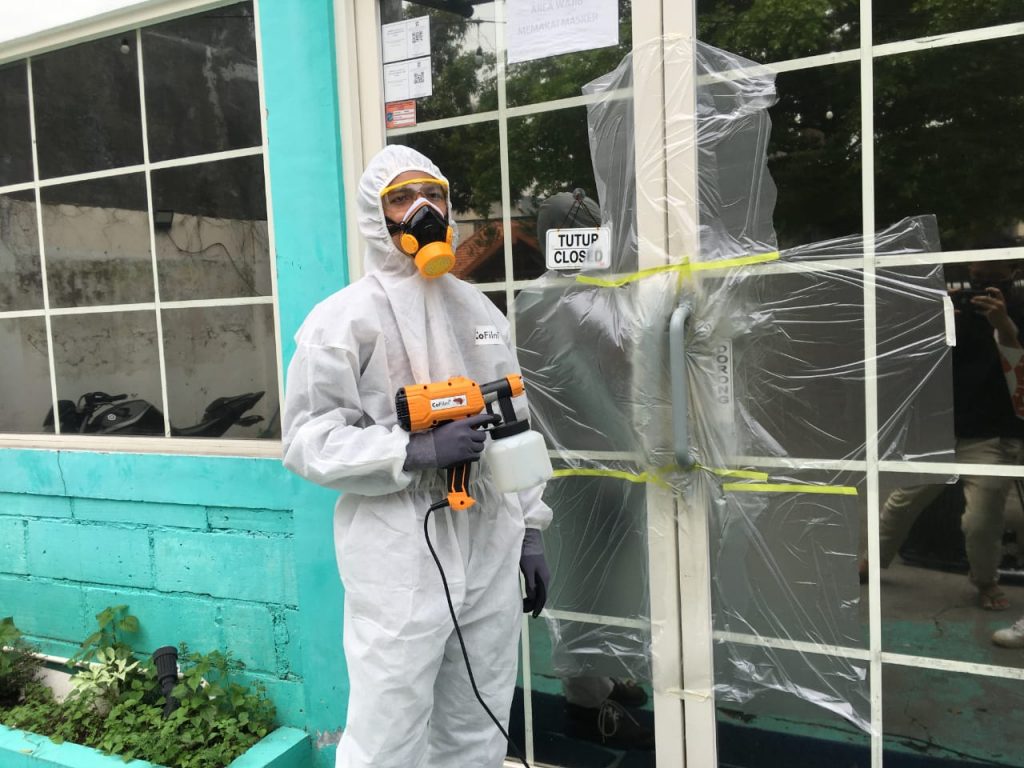 Proses pengecatan pada pegangan pintu dengan CoFilm+ yang dikembangkan dosen ITS beserta tim