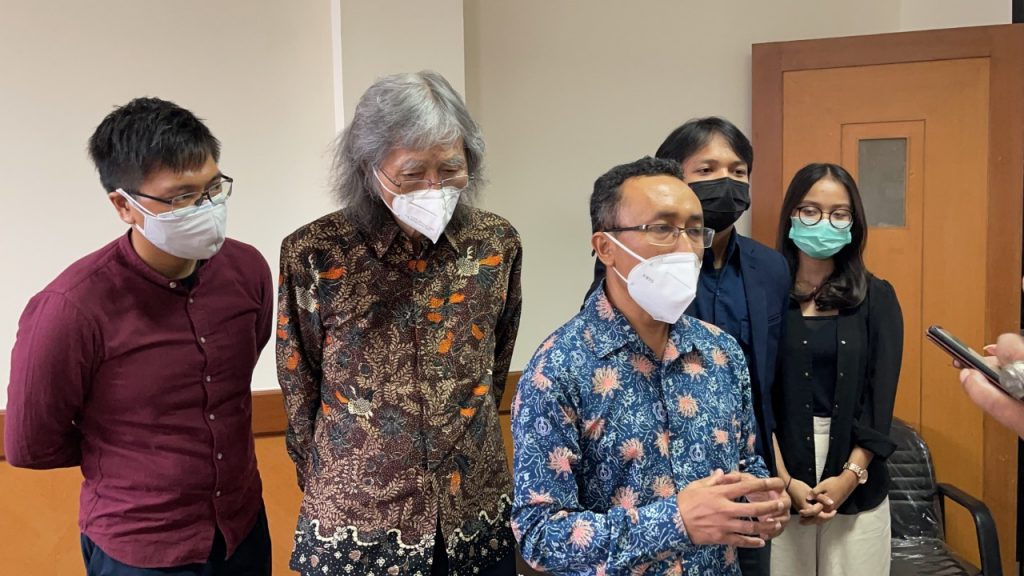 Dr Agung Purniawan ST MEng (berbatik biru) saat memberi penjelasan di sebuah acara