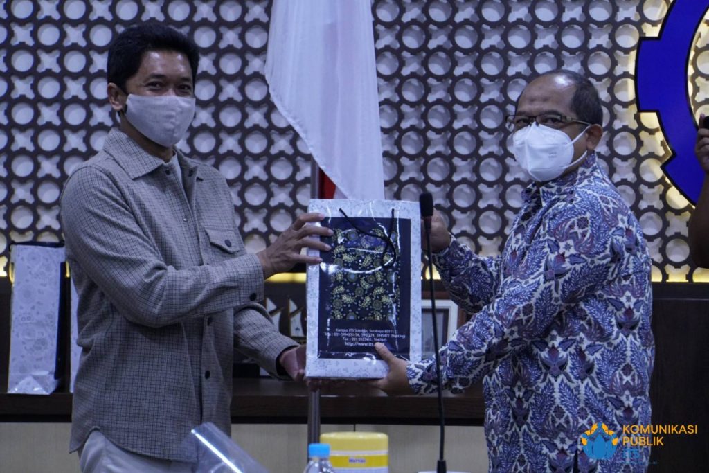 Penyerahan cinderamata oleh Wakil Rektor IV ITS Bambang Pramujati ST MScEng PhD (kiri) kepada Kepala Badan Litbang SDM Kemenkominfo RI Hary Budiarto usai rapat koordinasi