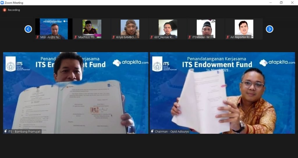 (dari kiri) Wakil Rektor IV ITS Bambang Pramujati ST MScEng PhD dan Chairman atapkita.com Ahmad Adisuryo ST MSc yang menandatangani Perjanjian Kerja Sama (PKS)