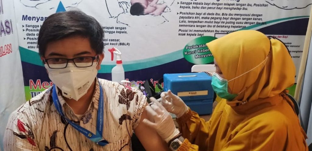 Hadziq Fabroyir SKom PhD, dosen ITS yang juga menjadi panitia UTBK saat divaksin