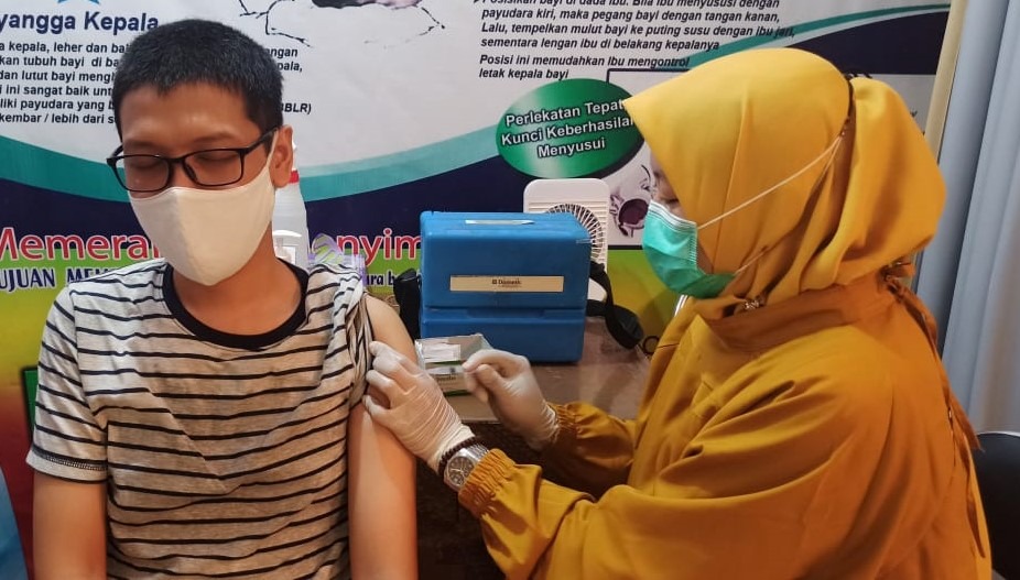 Ridho Rahman Hariadi SKom MSc, panitia UTBK dari ITS divaksin lebih dahulu sebelum bertugas