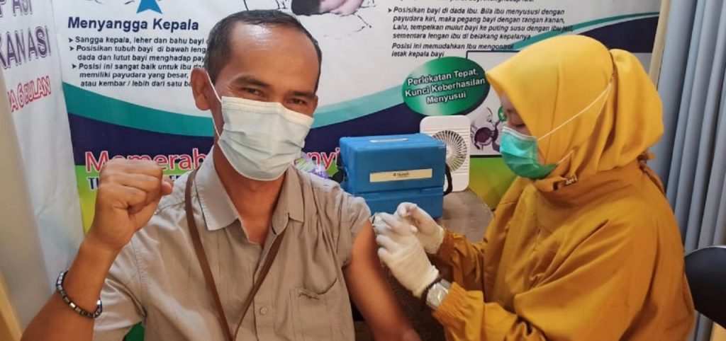 Wakil Direktur Pendidikan ITS Ir Agus Gunaryo juga menjalani suntik vaksin