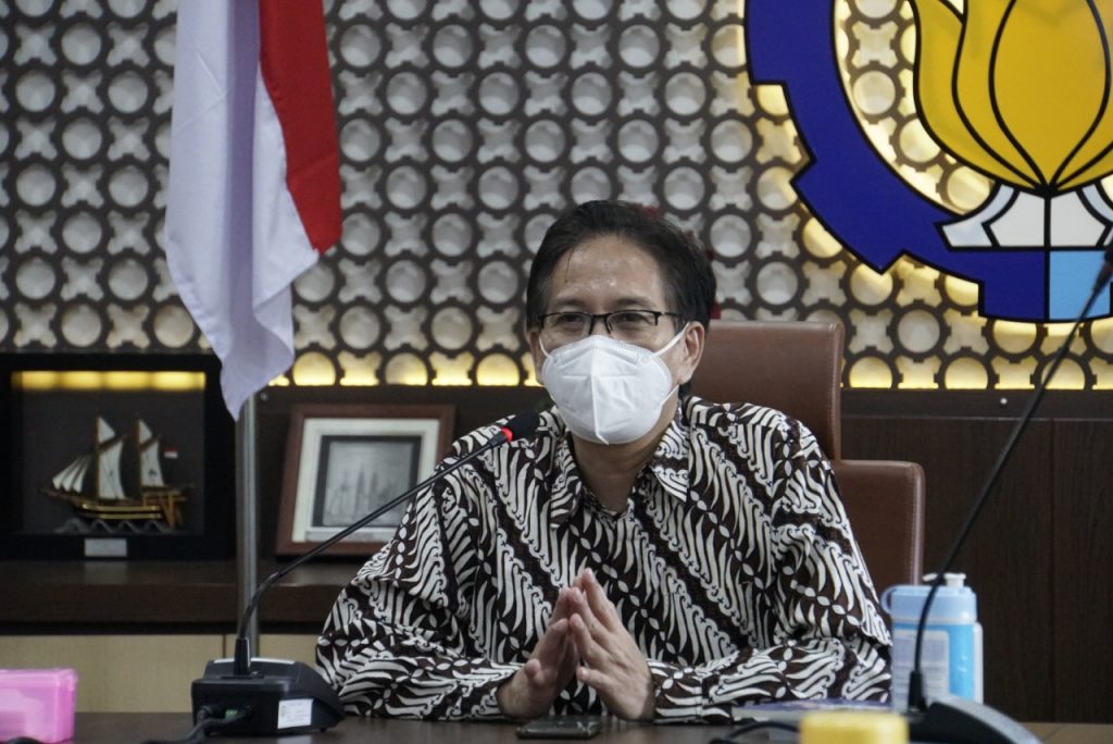 Rektor ITS Prof. Dr. Ir. Mochamad Ashari M.Eng., memberikan sambutan dalam peringatan satu tahun kontribusi ITS dalam melawan Covid-19
